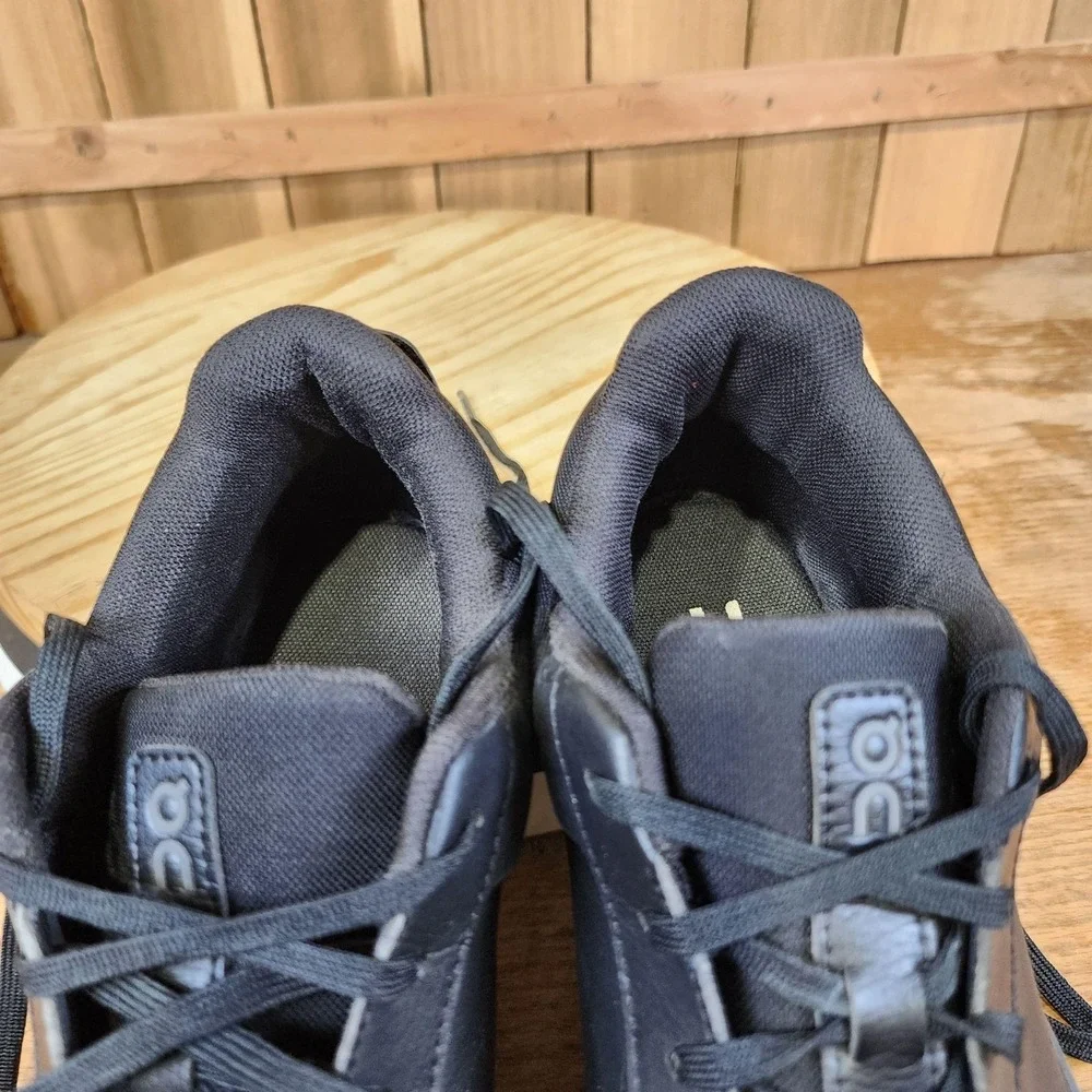 On THE ROGER Shoes Mens 11 Triple Black Leather Casual Walking Sneakers Low Top